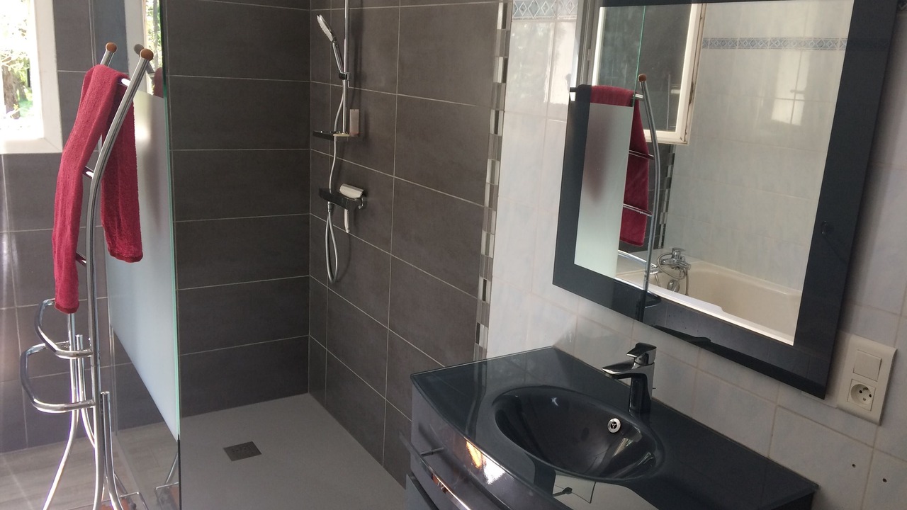 Photo of Bathroom in Laroque-Timbaut