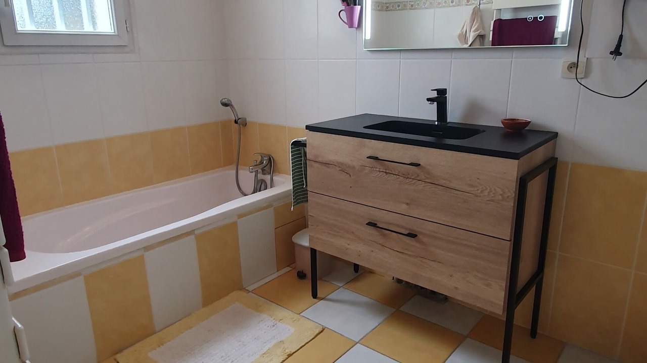 Photo of Bathroom in Saujon