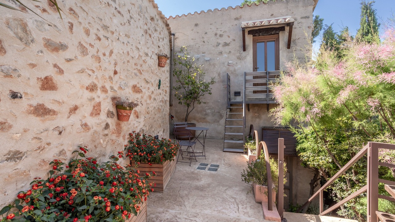 Photo of Patio Balcony in Sainte-Colombe-de-la-Commanderie