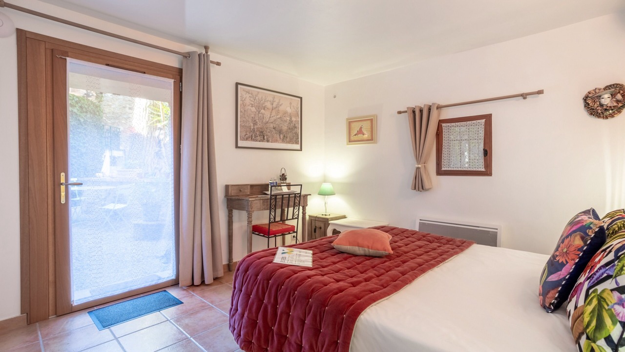 Photo of Bedroom in Sainte-Colombe-de-la-Commanderie