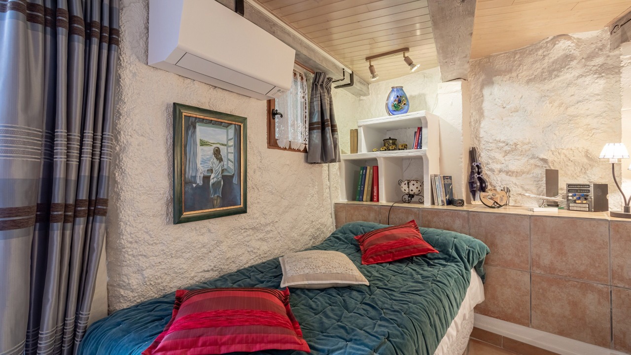 Photo of Bedroom in Sainte-Colombe-de-la-Commanderie