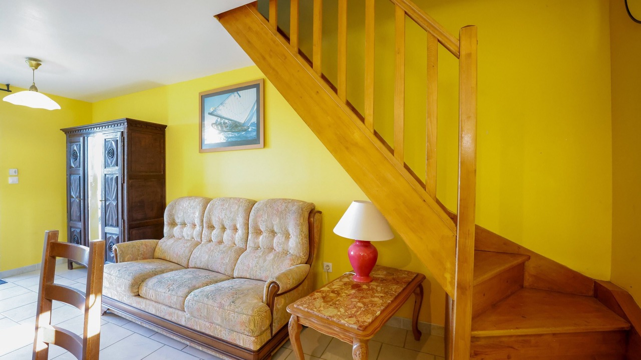 Photo of Livingroom in Cast