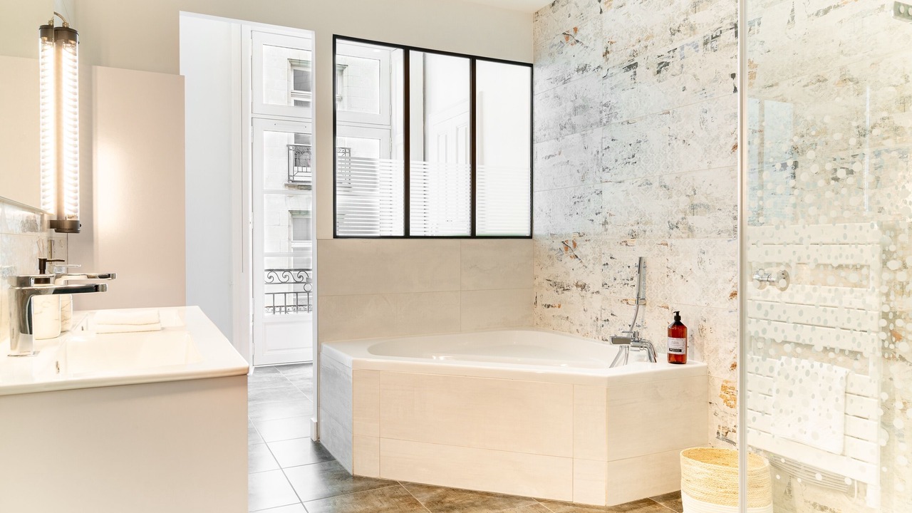 Photo of Bathroom in Graslin - Commerce