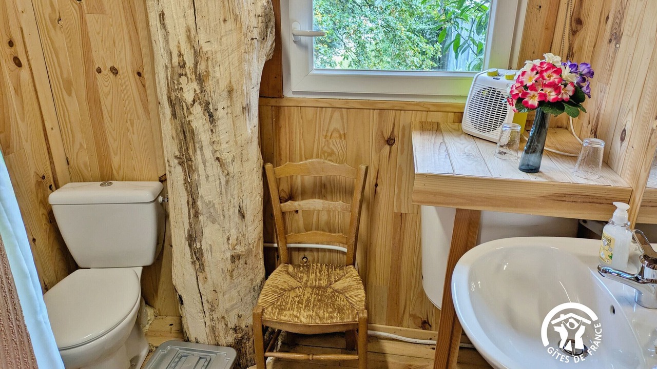 Photo of Bathroom in Saint-Thomas-de-Courceriers