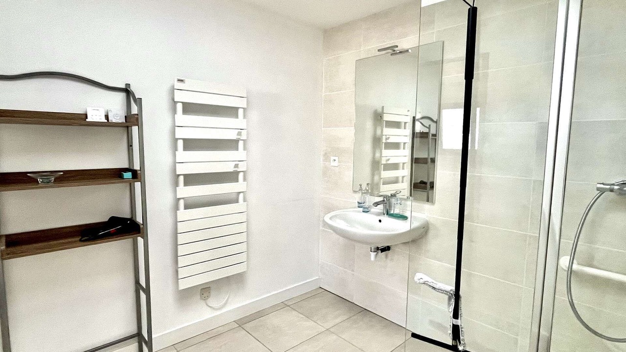 Photo of Bathroom in Locmiquelic