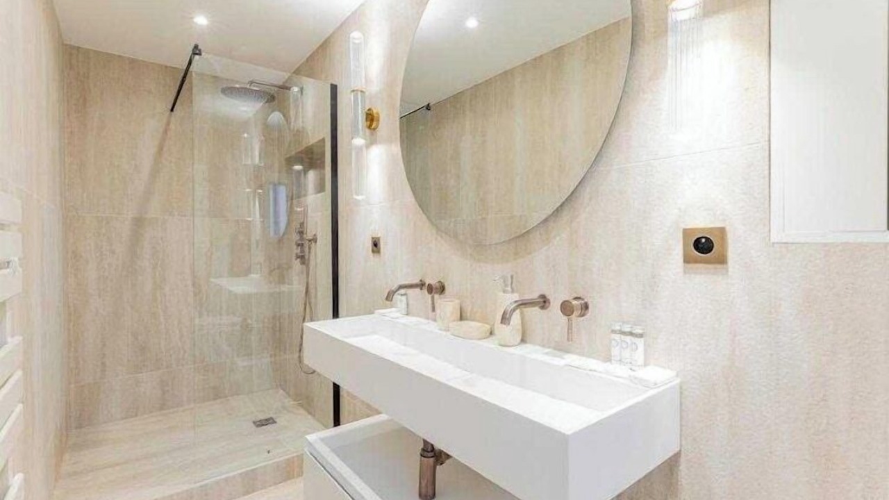 Photo of Bathroom in Quartier de la Folie-Mericourt