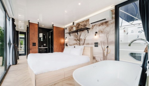 Panoramic Suite, 1 King Bed, Hot Tub, Lake View