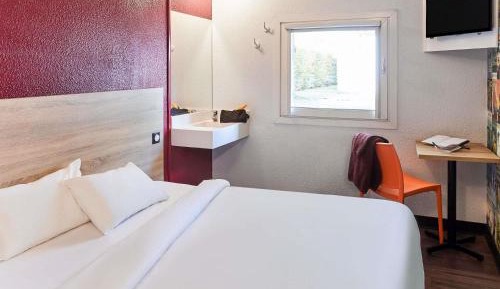 Tandem Room with Shared Bathroom and Toilet