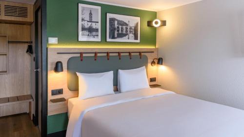 Standard Room - 1 Queen Bed