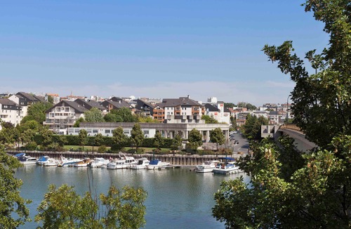 Le Port sous la Lune Hotel | Ibis Nogent Sur Marne