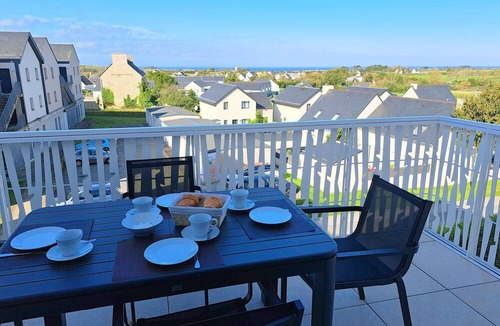 Plouarzel House | Aapartment, sea view in the distance and e-bike
