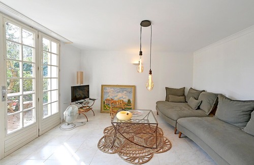 Laval-Pradel Apartment | Decorative and cozy vacation apartment with communal pool and idyllic garden.