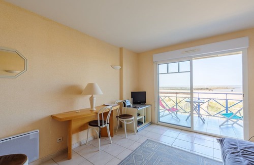 Port District Apartment | Seaside studio for 2 in Châtelaillon-Plage with parking