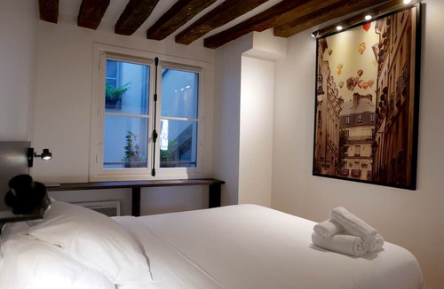 Latin Apartment | LATIN QUARTER, VIEW, BEAMS, 30–60 days ahead? Ask for a private offer. C4-VAs