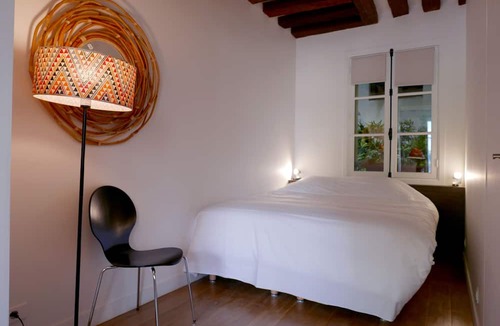 Latin Apartment | LATIN QUARTER, LIVELY, BEAMS. 30–60 days ahead? Ask for a private deal. C1-VAs
