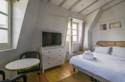 Gaillon Apartment | Paris, Opéra 6.une Balade Romantique