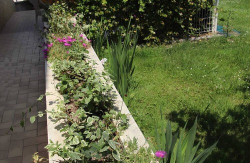 Lahosse House | Homerez - Cozy House with Garden in Lahosse