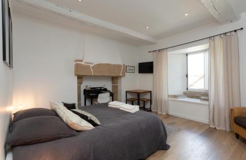 Val-d'Ize Bed & Breakfast | Manoir de la Nogrie - Chambre de charme avec accès privatif - Piscine chauffée sur domaine 5 étoiles à la campagne