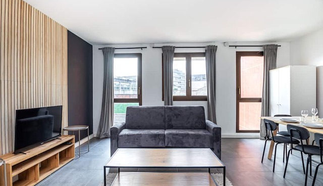 Comfortable family apartment near Paris