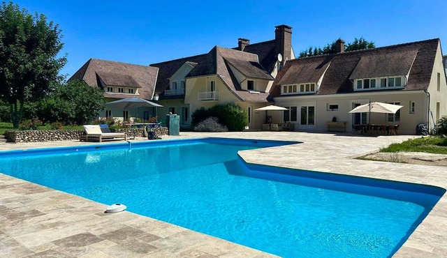 Homerez - Villa for 16 ppl. with swimming-pool and garden at Châtillon-Coligny
