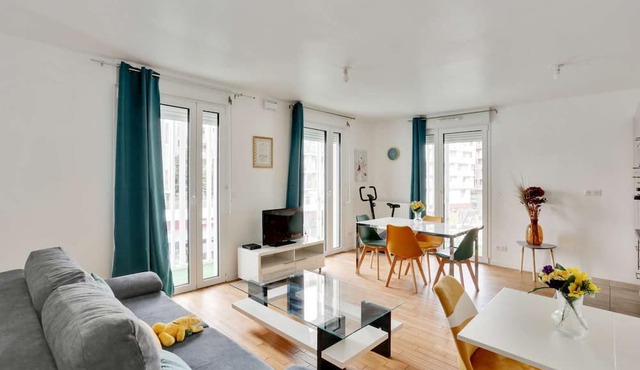 Chic apart with parking near Paris
