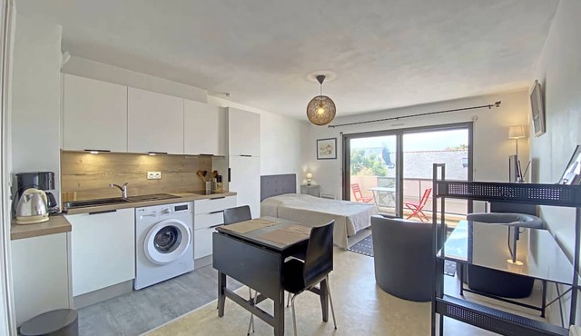 Cozy Studio Near Beach and Shops in Larmor-Plage with Balcony and Parking
