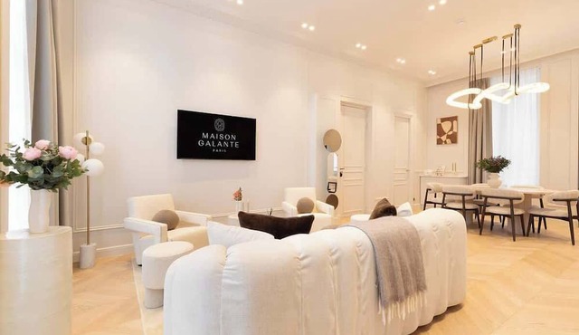An Exceptional 3-BR/3Ba with Services - Louvre