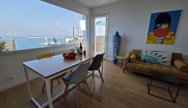 BEAUTIFUL, QUIET COCOON WITH STUNNING SEA VIEW