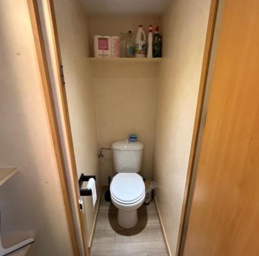Mobile-home entièrement équipé, rivière en contrebas