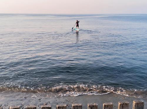 Maison atypique face à la mer, les pieds dans l'eau